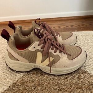Veja Venturi Sneaker size 7